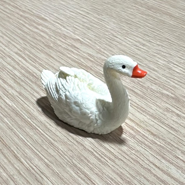 Elegant Ceramic Swan Aquarium Ornament (6 x 4.5 cm)