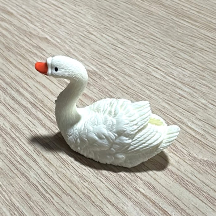 Elegant Ceramic Swan Aquarium Ornament (6 x 4.5 cm)